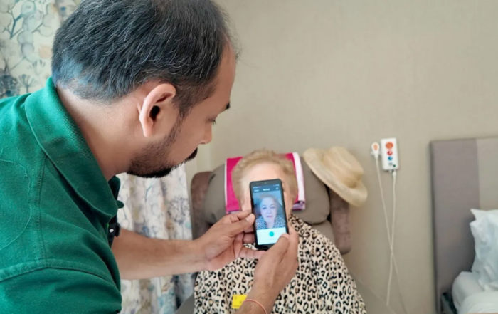 Care giver using phone app to monitor patient's pain levels